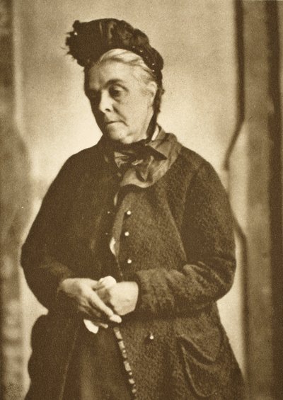 A Charwoman (صورة بني داكن) بواسطة مصور انجليزى